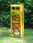 838197 Afbeelding van graffiti met een Utrechtse kabouter (KBTR), op een afvalbak op de groenstrook bij de Martin ...